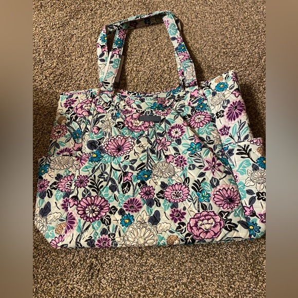 Vera Bradley Large Glenna Bag Penelope‘s garden is the print zipper closure - Picture 1 of 4